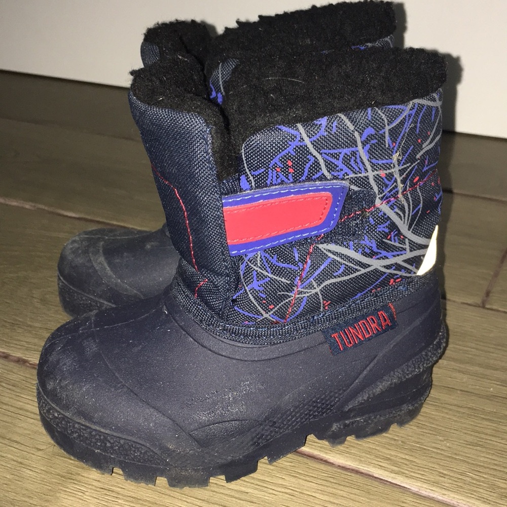 Tundra snow boots